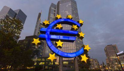 La escultura gigante con el s&iacute;mbolo del euro delante de la sede del Banco Central Europeo.