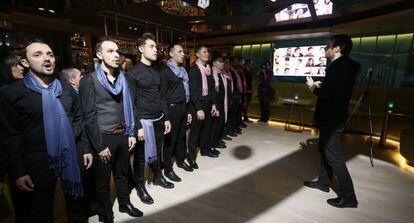 Los miembros cantan durante la presentación del coro Voces LGTB de Madrid.
