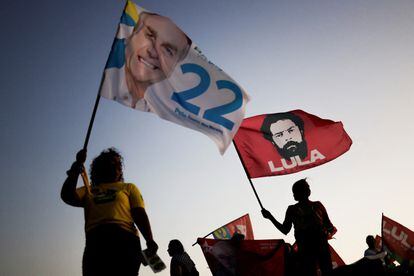 Partidarios de los candidatos presidenciales de Brasil, Jair Bolsonaro y Lula da Silva, durante una campaña electoral en Brasilia.