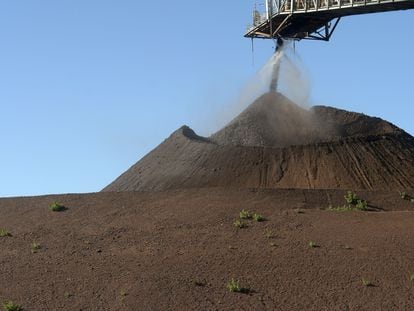 Una grúa transporta polvo de hierro en una mina en Australia, en junio de este año.