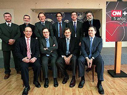 De izquierda a derecha, José Javier Esparza, Emili Prado, Pedro Piqueras, Juan Pedro Valentín, Antonio San José y Joaquín Estefanía. Sentados: Baltasar Magro, Manuel Soriano, Francisco G. Basterra y Jordi García Candau. 

/