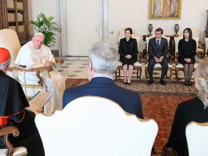 El papa Francisco, junto a la delegación madrileña este sábado en el Vaticano.