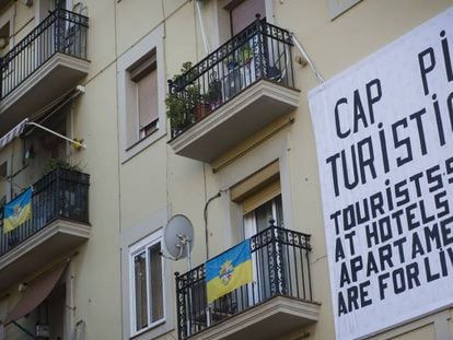 Cartel contra los pisos tur&iacute;sticos en Barcelona