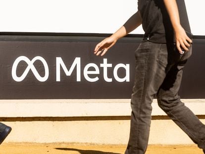 Una persona pasaba frente al cuartel general de Meta en Menlo Park (California), en octubre de 2021.