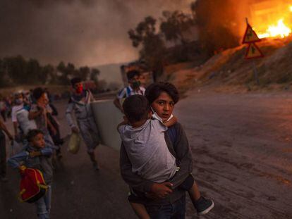 Desafiar a las llamas en Moria, la foto del año Unicef 2020