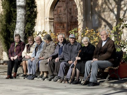 Un grupo de personas mayores en Olmeda de la Cuesta (Cuenca).