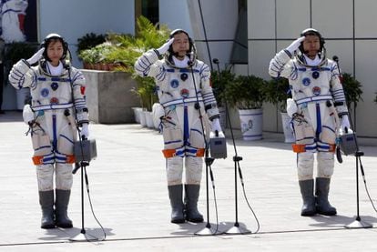 Los astronautas chinos Liu Yang, Jing Haipeng y Liu Wang, saludan hoy durante la ceremonia de despegue en el Centro de Lanzamiento de Satálites de Jiuquan.
