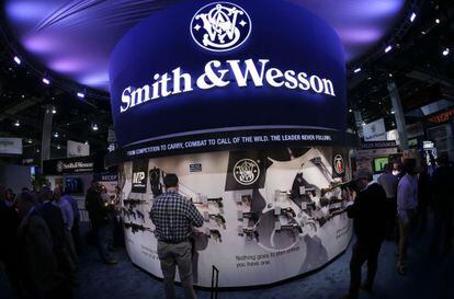 Expositor de Smith &amp; Wesson en la feria de armas en Las Vegas