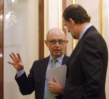 Montoro (izquierda) charla con Rajoy, ayer en el Congreso.