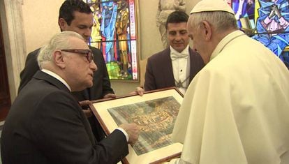 Martin Scorsese y Gast&oacute;n Pavlovich entregan un regalo al Papa.