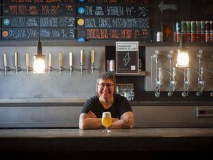 “Massa cara? Què té a veure un suc de taronja fet amb extractes amb un suc natural? És això”, diu Judit Cartex sobre la cervesa artesana.