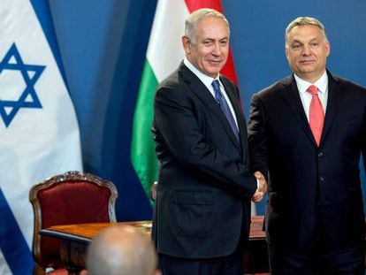 El primer ministro israel&iacute; Benjamin Netanyahu y su hom&oacute;logo h&uacute;ngaro durante la conferencia de prensa de este martes en el Parlamento de Budapest. 