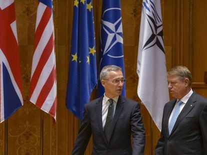 Jens Stoltenberg (izquierda) y Klaus Iohannis en la Asamblea de la OTAN en Bucarest, este lunes.