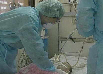 Los médicos atienden a uno de los bebés afectados en un hospital de Hanoi.