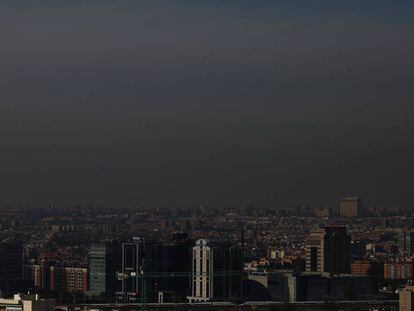 Contaminación en Madrid, zona de Méndez Álvaro desde un parque de Entrevías.