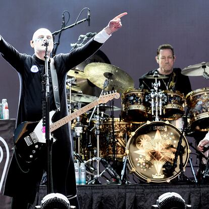Billy Corgan, Jimmy Chamberlin y James Iha, miembros de The Smashing Pumpkins, durante una actuación en Napa, California, en 2023.