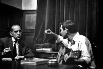 Espriu amb el cantautor Raimon, mentre preparava el disc 'Cançons de la roda de temps', a casa de l’escriptor el 1966