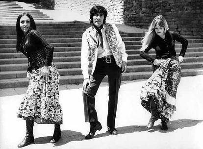Georgie Dann, presentando en 1970, junto a dos bailarinas, su canción '¿Quieres o no quieres?'.
