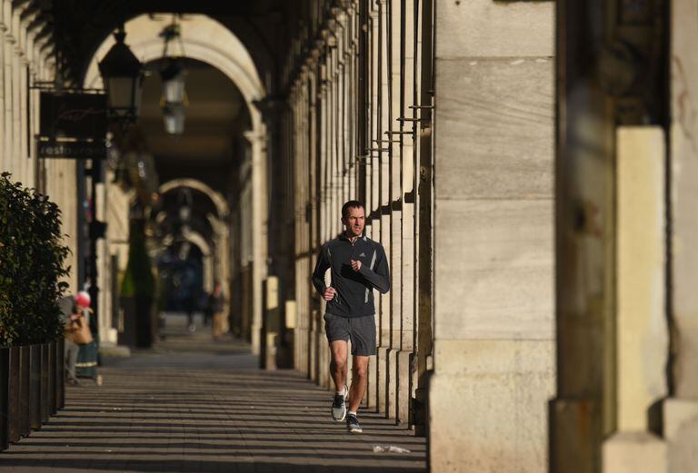 Una persona corre durante el confinamiento en París, donde la actividad física está permitida durante una hora al día a un kilómetro del lugar de residencia.