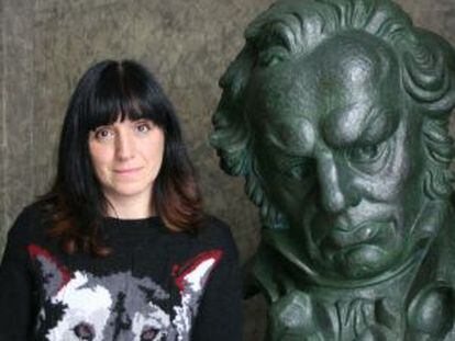 Judith Colell, junto a la reproducción de un Goya, en la Academia de Cine.