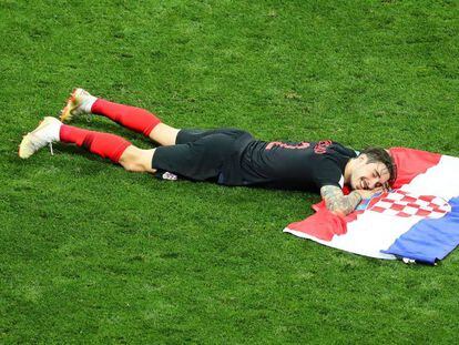 FOTO: Sime Vrsaljko, con la bandera de Croacia tras clasificarse para la final.VÍDEO: 'Vatreni', el documental que ha inspirado a la selección de Croacia.