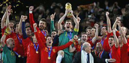 Casillas recoge la Copa del Mundo en Sudáfrica