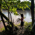 Niñas de la comunidad Cofan de Avié, en la ribera del río Bermeja, contaminada por la actividad petrolera. Los habitantes están en estrecho contacto con la contaminación.
