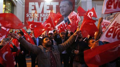 Seguidors d'Erdogan celebren la victòria del 'si' en el referèndum d'aquest diumenge a Turquia.