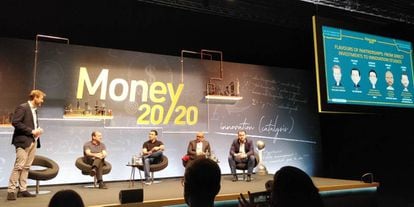 Gustavo Vinacua, responsable global de Venture Creation de BBVA (en el centro), y Farhan Lalji, responsable de Alianzas de Anthemis (segundo por la derecha) en Money2020, en Madrid.