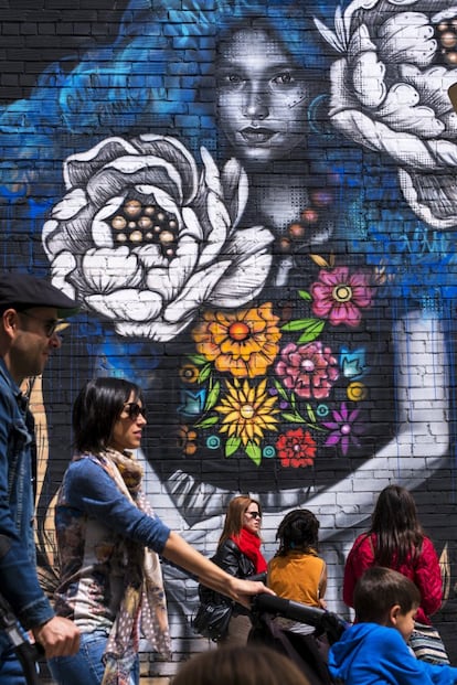 Los impulsores de la cita han conseguido situar Penelles en el mapa para los amantes del arte urbano. Durante los meses de buen tiempo, en el pueblo hay más foráneos que habitantes los fines de semana. <br>En la foto, uno de los murales creados en 2018, obra de la mexicana Kinmx.</br>