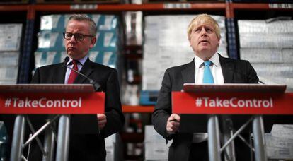 Boris Johnson y Michael Gove hacen campa&ntilde;a para abandonar la UE este lunes en Stratford-Upon-Avon, Inglaterra.