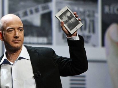 Jeff Bezos, fundador de Amazon, sujeta un dispositivo Kindle Fire en la presentación de éste. 