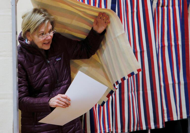 La candidata Elizabeth Warren, a la salida de la votación en el Supermartes, en Massachusetts.