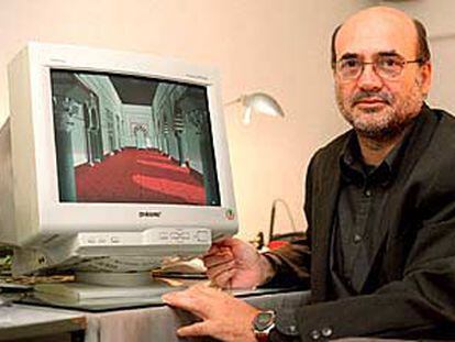 El profesor José Antonio Fernández Ruiz muestra uno de sus trabajos.