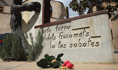 Una rosa al memorial a Neus Català als Guiamets.