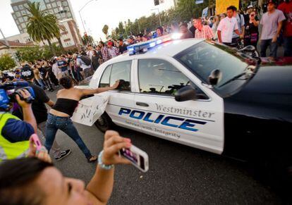 Los manifestantes golpean uno de los coches de la polic&iacute;a que intent&oacute; disolver la protesta el pasado martes en Anaheim, California. 