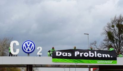 Activistas de Greenpeace en la sede de Volkswagen en Wolfsburgo (Alemania).