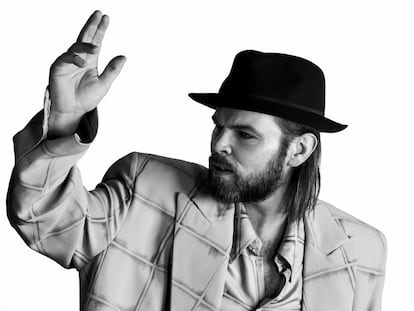 Gaz Coombes saluda a su madurez y viste traje Louis Vuitton.