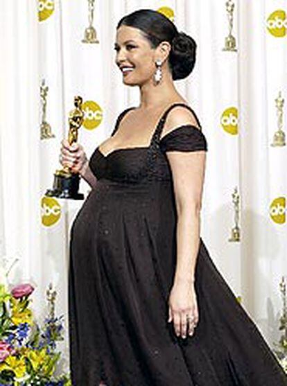 Catherine Zeta-Jones, embarazada de nueve meses, con su Oscar de mejor actriz secundaria por <i>Chicago.</i>