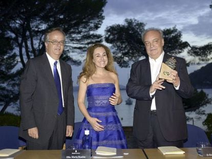 El escritor Enrique Vila-Matas (derecha) junto a Sim&oacute;n Pedro Barcel&oacute; (izquierda) y Marta Buadas, en Formentor, (Mallorca), durante la entrega del Premio Formentor de las Letras 2014.