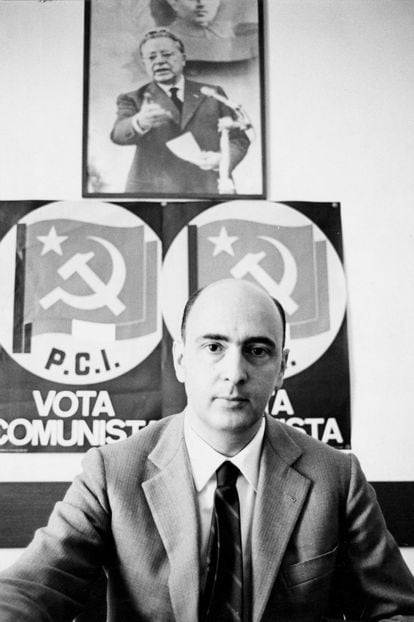 Giorgio Napolitano, en una imagen de 1968 en la que posa con un póster del Partido Comunista italiano y una foto de Palmiro Togliatti. 