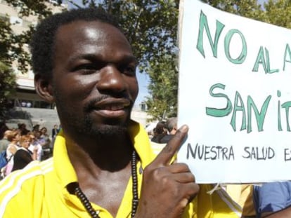 Un inmigrante se manifiesta en 2012 contra la retirada del carn&eacute; sanitario.