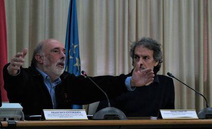 Francisco Etxeberria (izquierda), junto con Txema Urquijo, durante la conferencia.