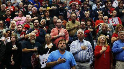 Seguidores de Donald Trump esperan su comparecencia para un discurso en Pennsylvania.