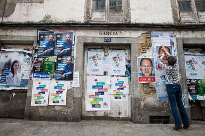 Carteles electorales de los cuatro principales candidatos a la presidencia de Galicia sobre la pared de una vivienda de Villalba (Lugo).