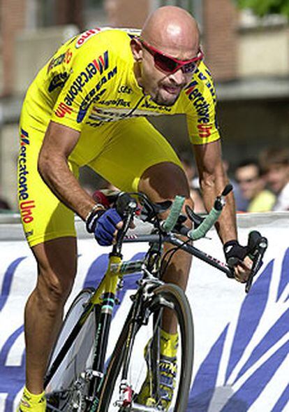 Foto de archivo del ciclista italiano Marco Pantani tomada en la primera etapa de la Vuelta a España 2001 en Salamanca.