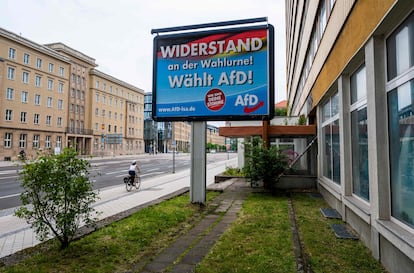 Cartel electoral del partido de ultraderecha Alternativa por Alemania (AFD), que reza "Resistencia en las urnas" en Magdeburgo, en el Estado de Sajonia-Anhalt el 6 de junio de 2021.