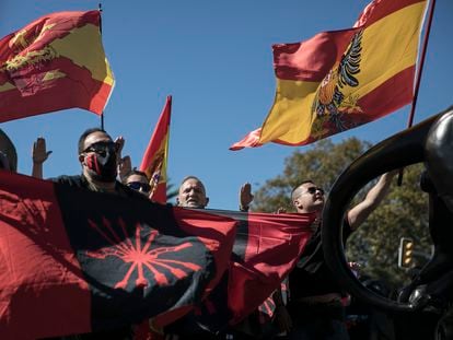 Celebración del día de la Fiesta Nacional en Barcelona, grupos de extrema derecha colocan banderas bajo la estatua de Colón.