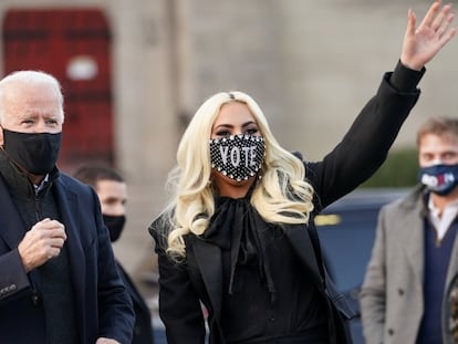 El candidato presidencial demócrata de EE UU, Joe Biden, junto a Lady Gaga en Pittsburgh, Pensilvania, en noviembre.