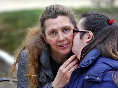 Maite Verduras junto a su hija dependiente Sara Gimenez.